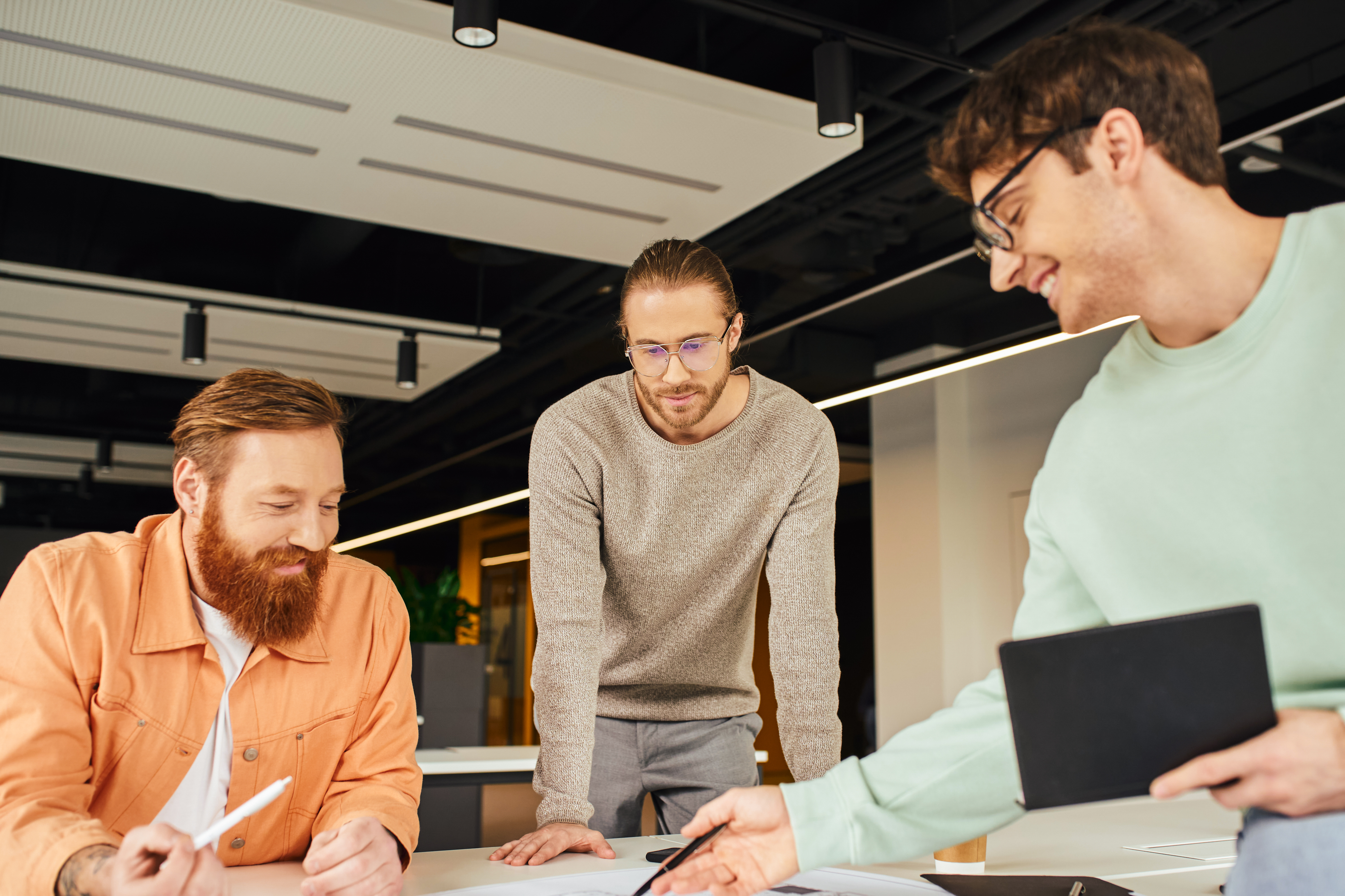 Drei Männer bei der Arbeit im Büro