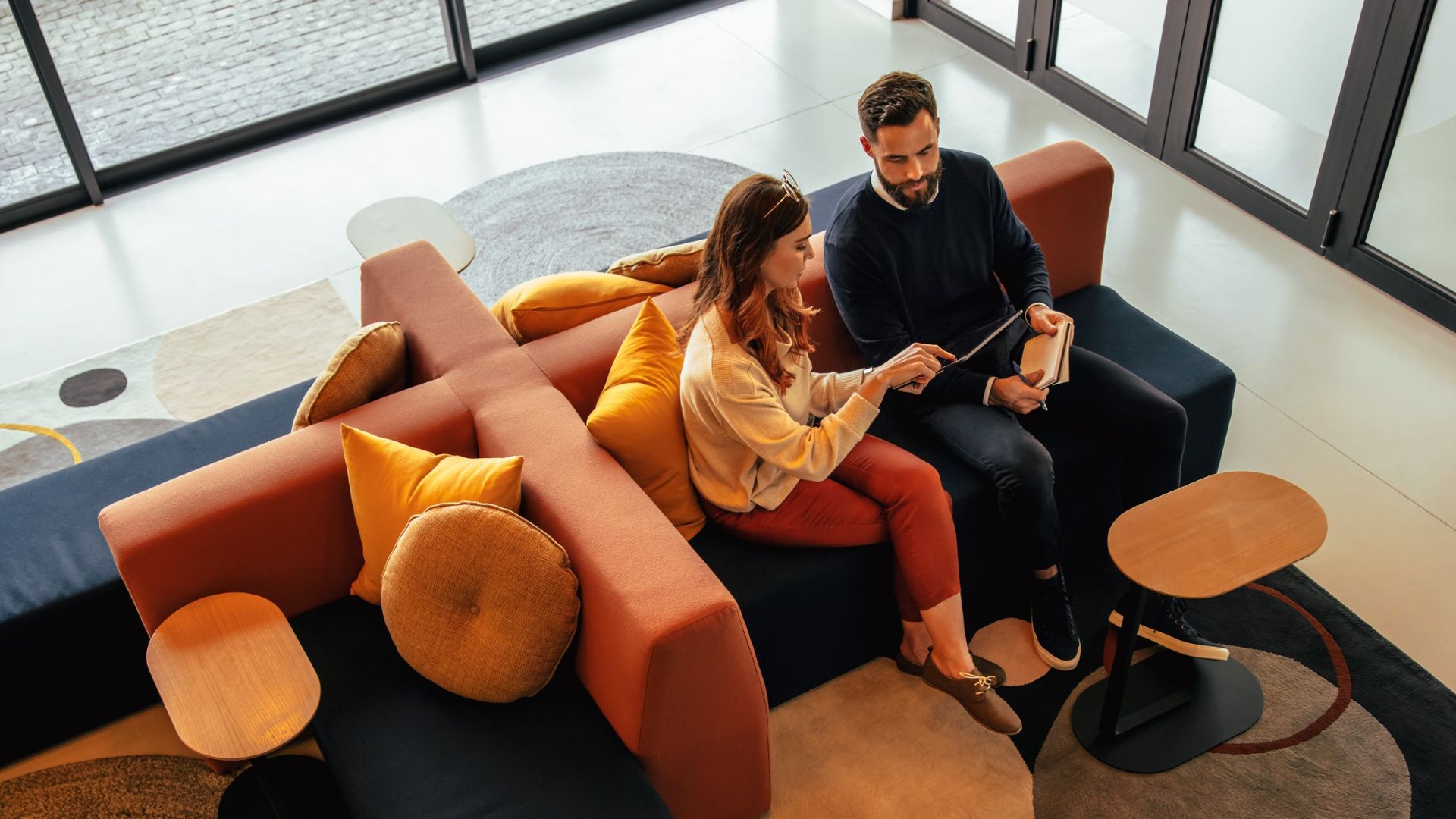 Zwei Personen sprechen am Tablet über das Pega Upgrade