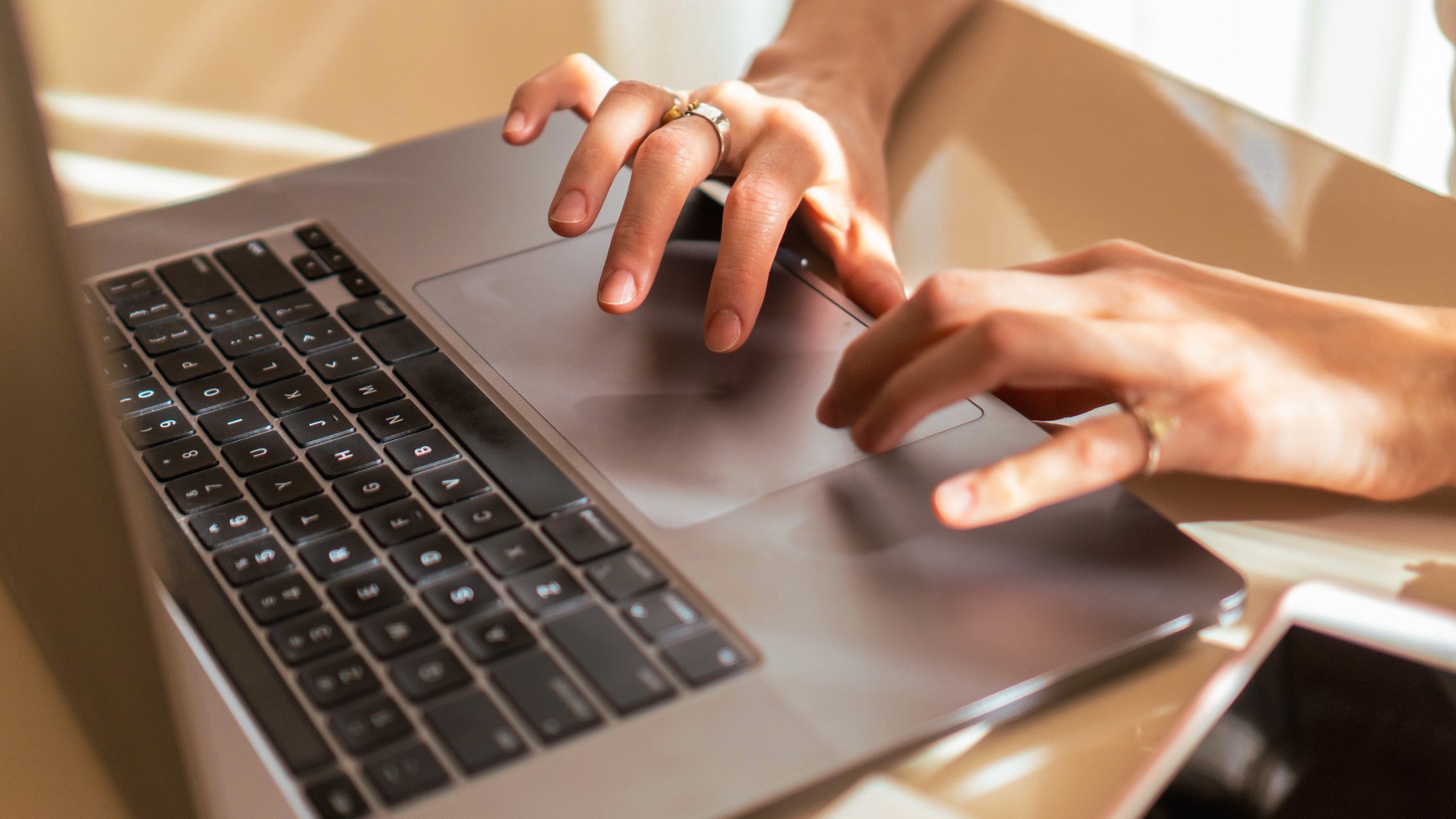 Person arbeitet am Laptop zur Vorbereitung auf Cloud-Migration