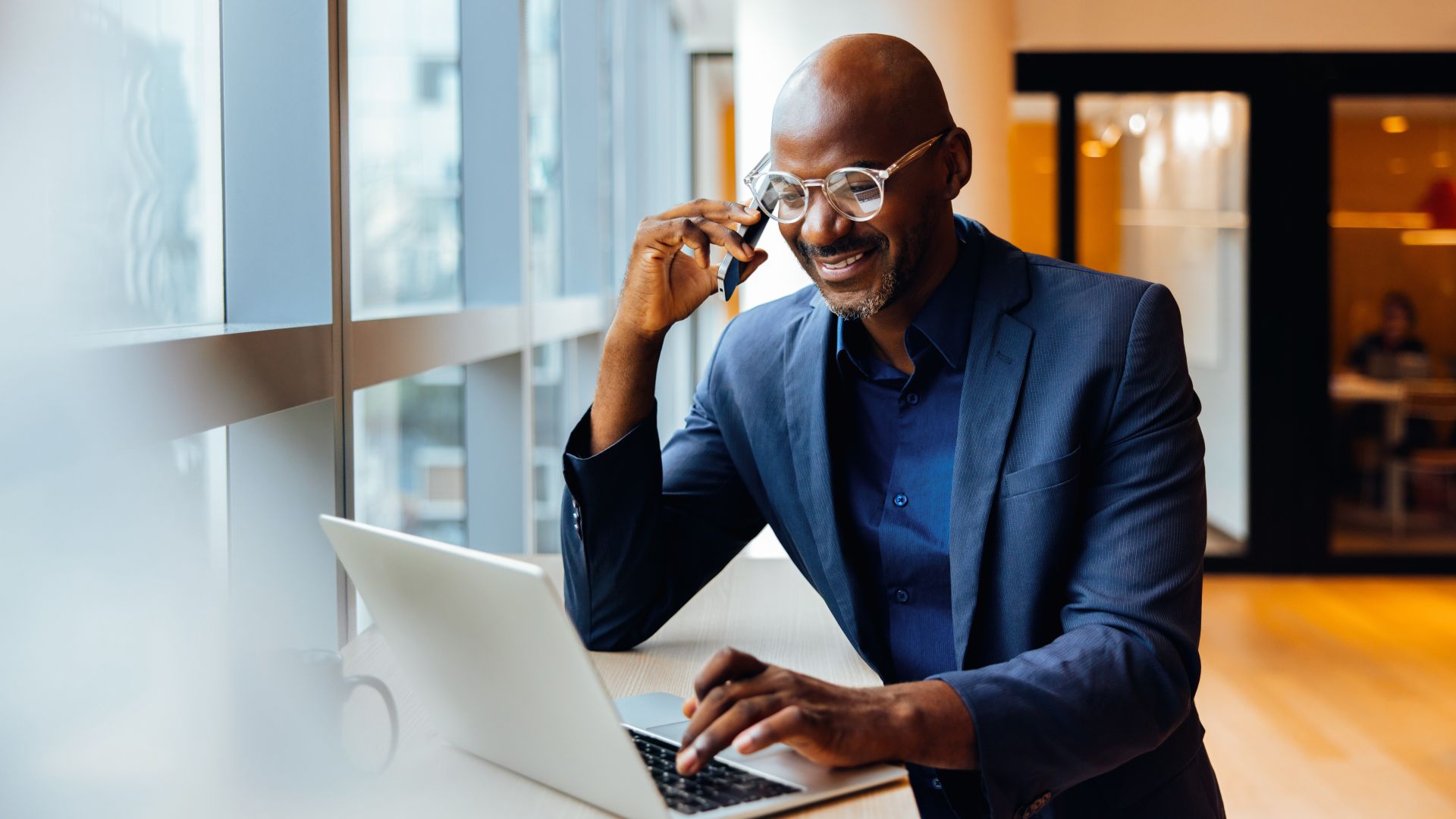 Cloud-Souveränität: Man telefoniert und sitzt dabei vor dem Laptop