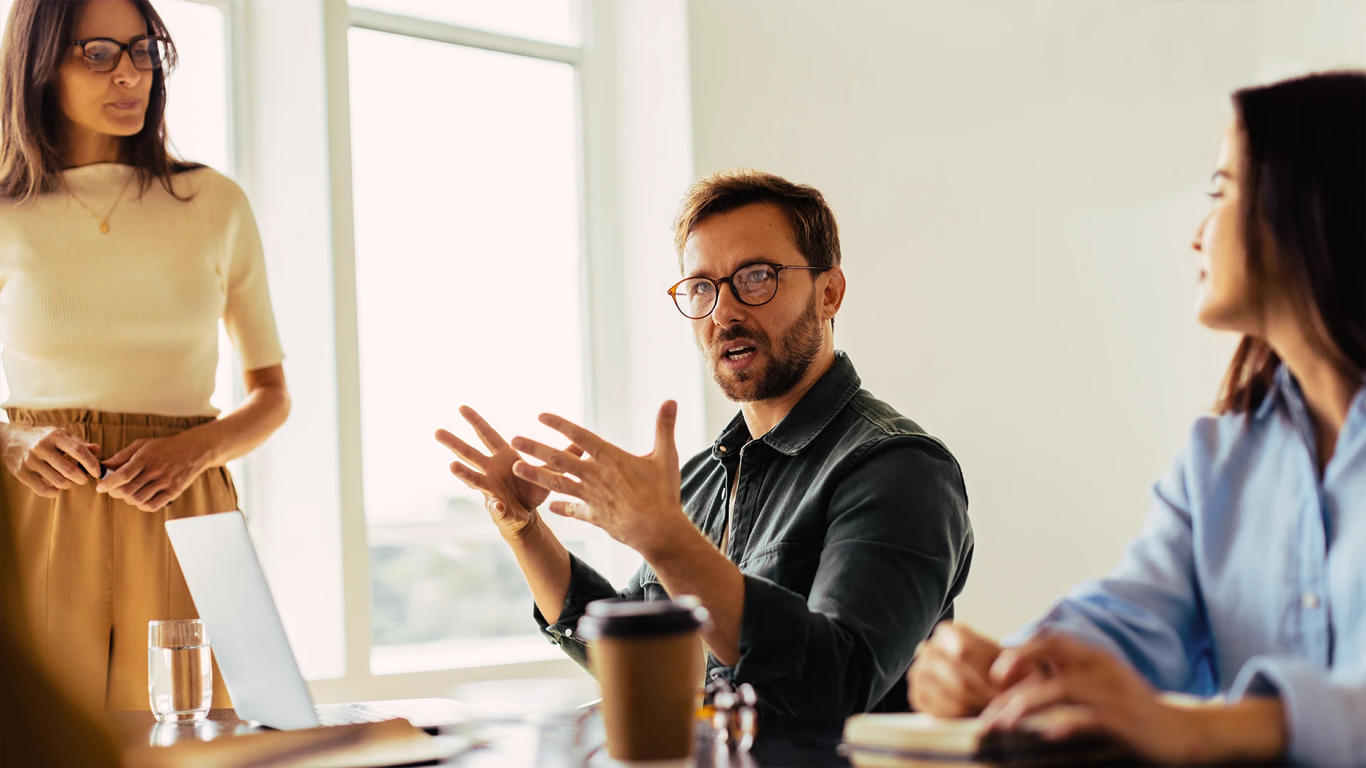 Mann im Zentrum einer Besprechung