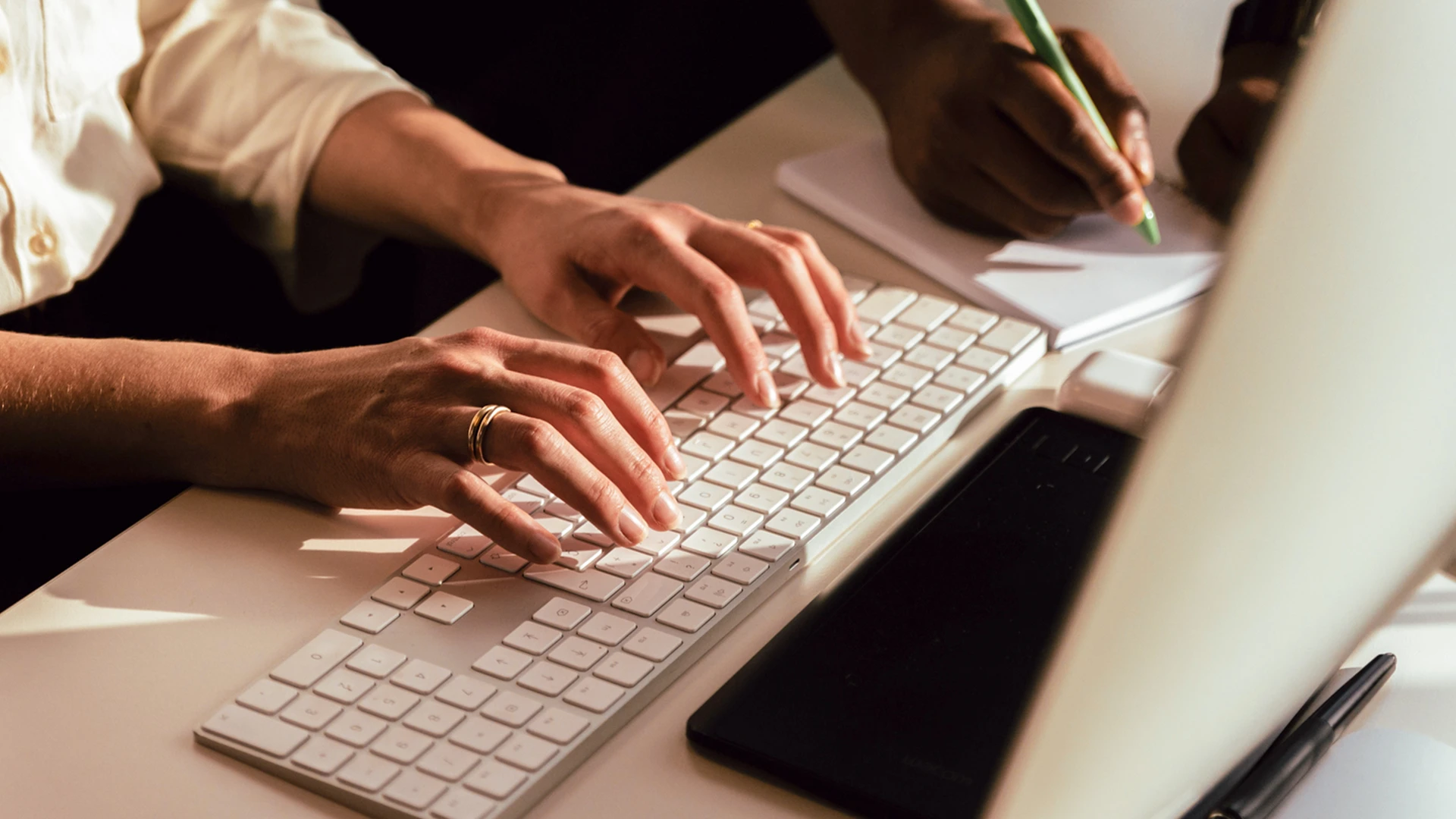tippende Hände auf Tastatur 