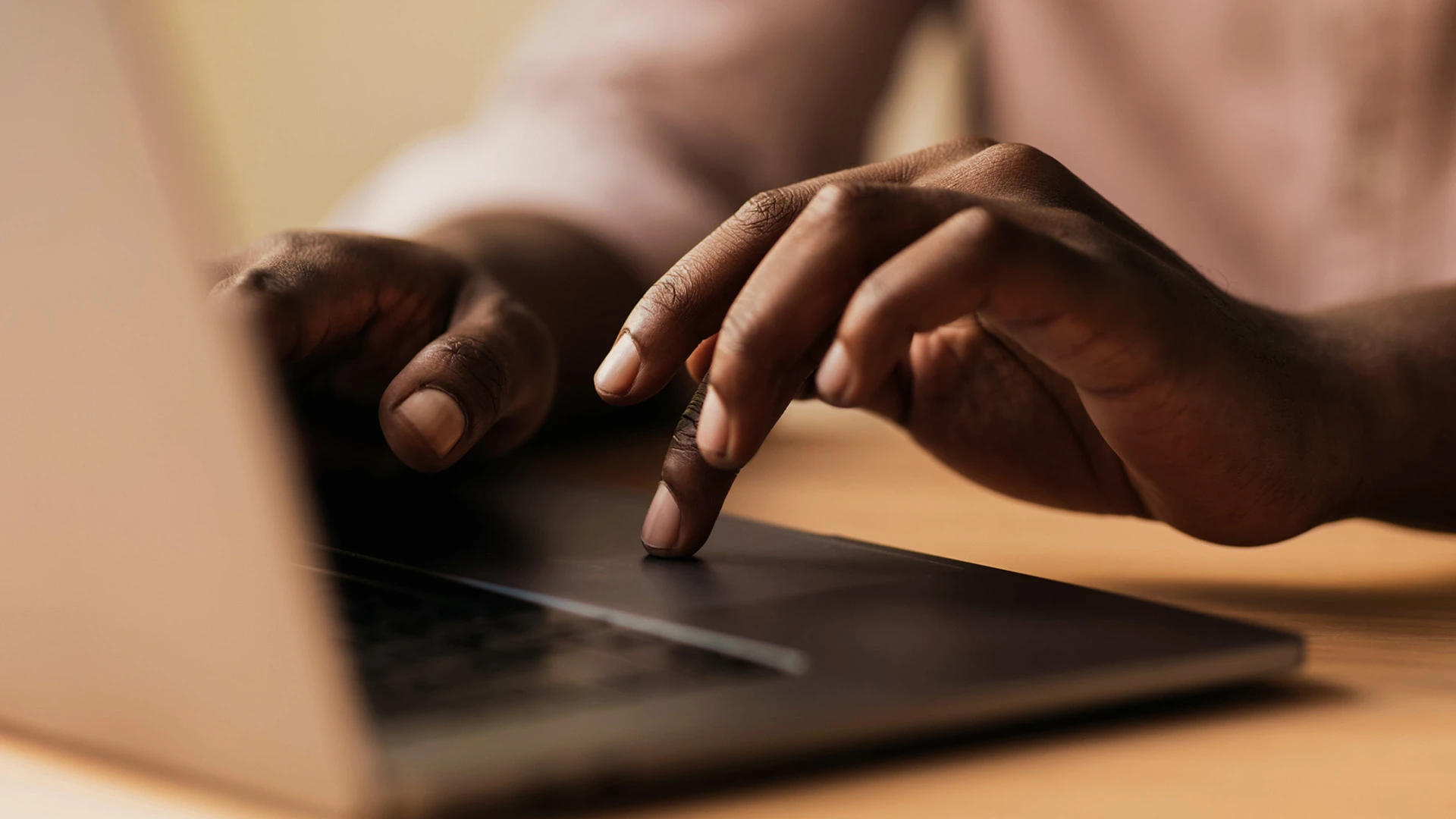 Tippende Hände am Laptop