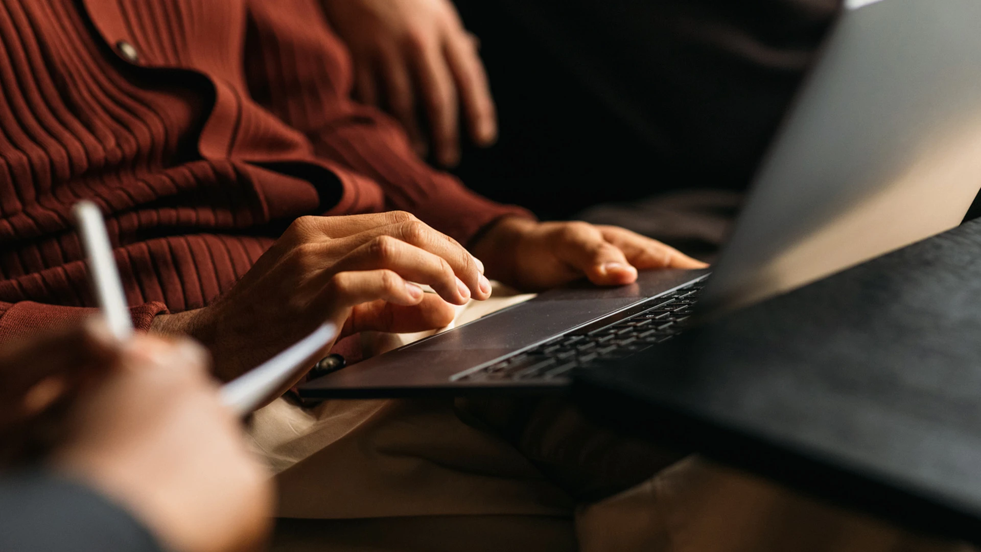 Tippende Hände am Laptop