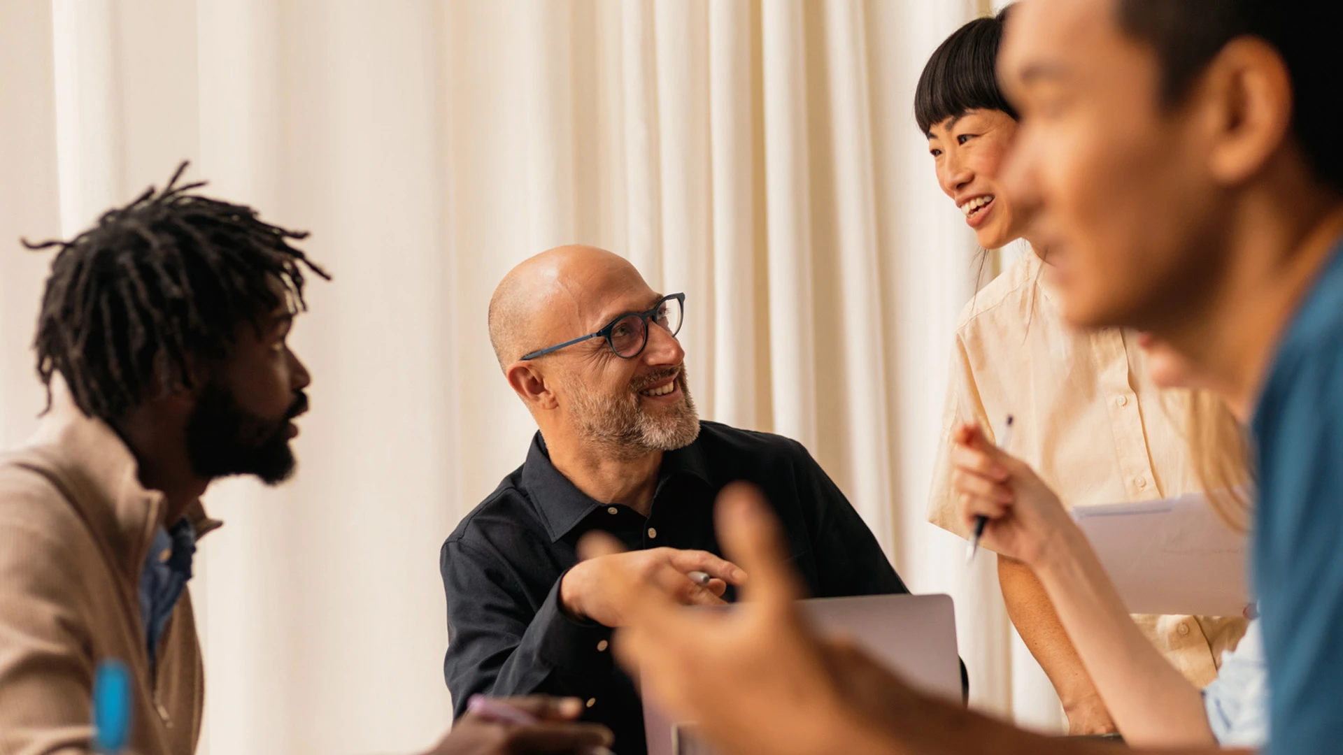 Closeup einer gute gelaunten Menschengruppe in einer Arbeitssituation