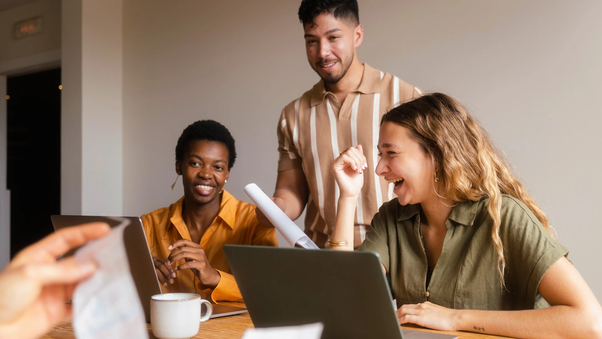 Gruppe gut gelaunter, junger Menschen in Lernsituation