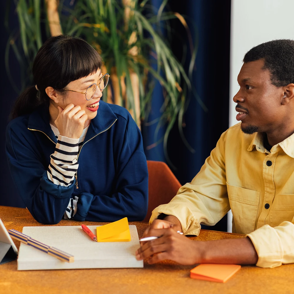 Zwei Mitarbeitende in Gesprächssituation