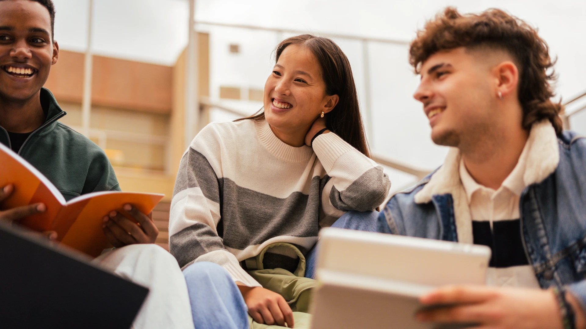 Gruppe junger Menschen in lockerem Gespräch