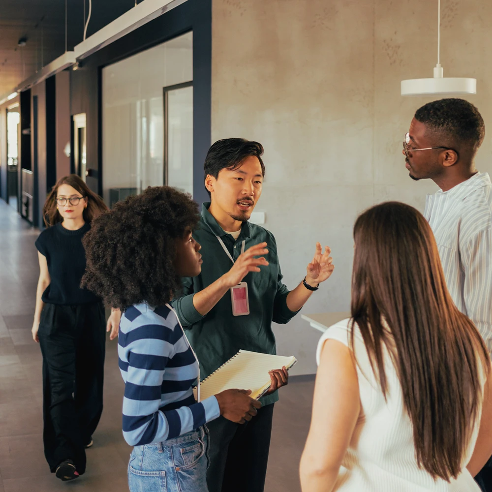 Menschengruppe im Flur im Gespräch
