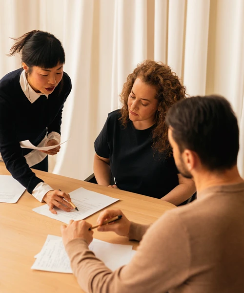 Menschengruppe bei einer Vertragsunterzeichnung