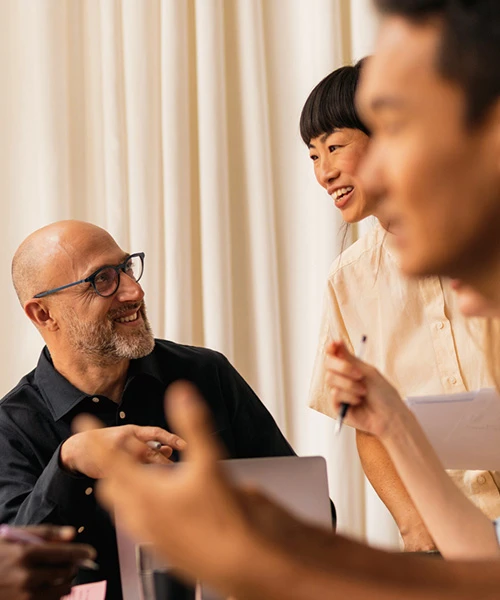 Menschengruppe in entspannter Gesprächssituation