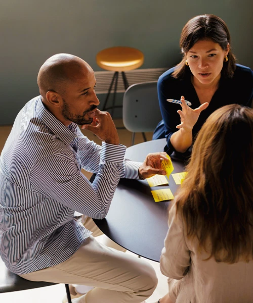 Gruppe von Menschen in einer Brainstorming Situation