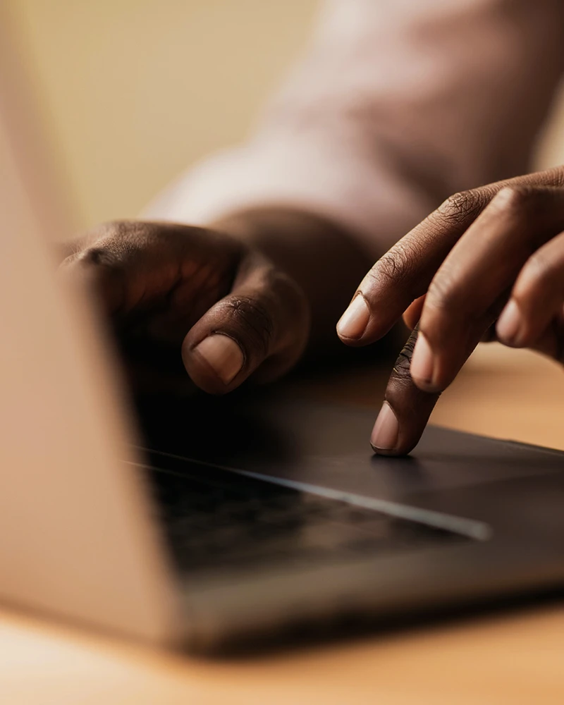 Tippende Hände am Laptop