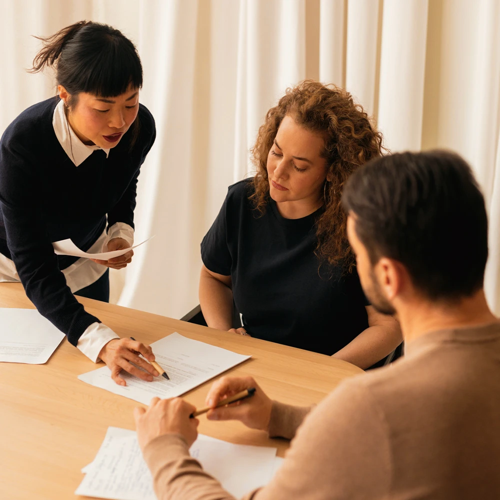 Situation einer Vertragsunterzeichnung mit drei Personen