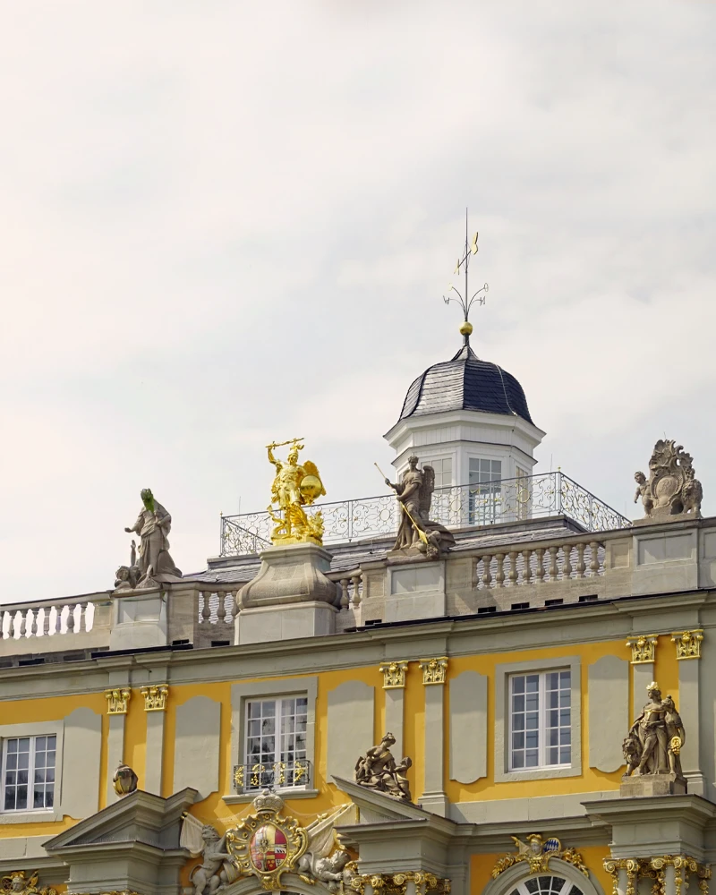 CloseUp Ausschnitt der Architektur des Bonner Schlosses