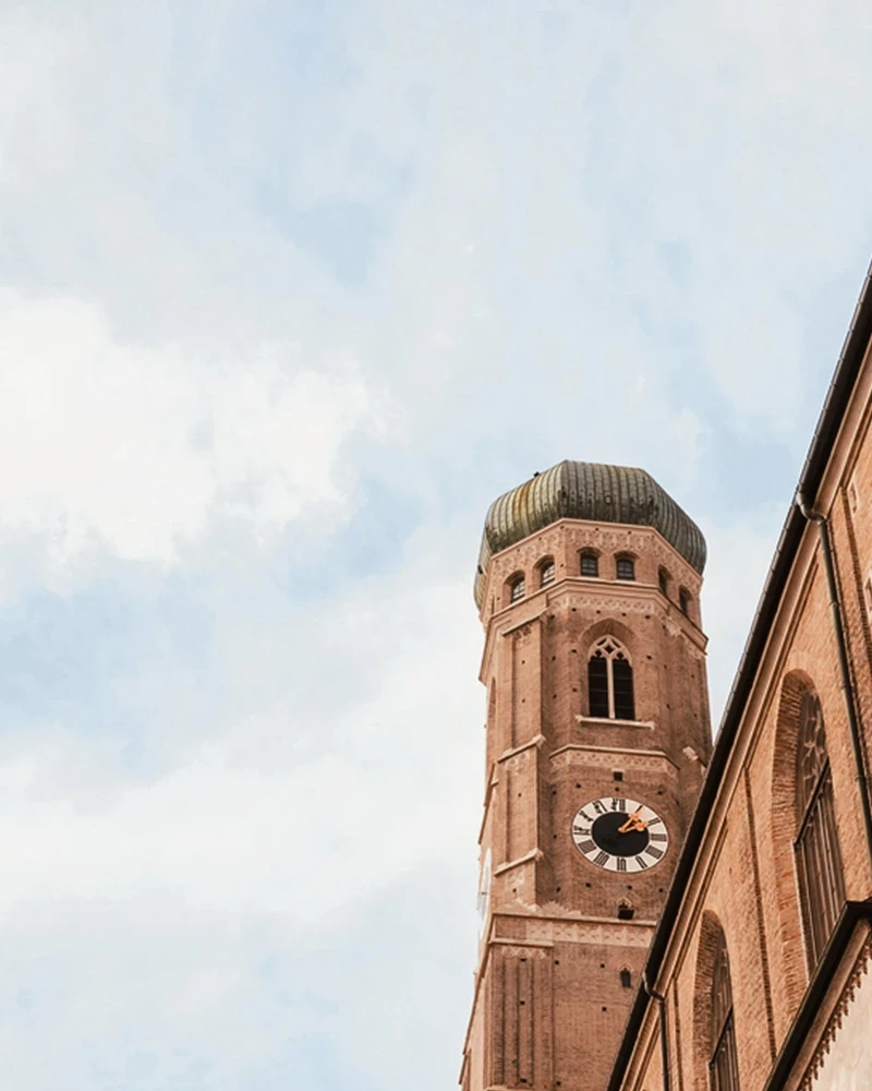 CloseUp von unter der Münchner Frauenkirche