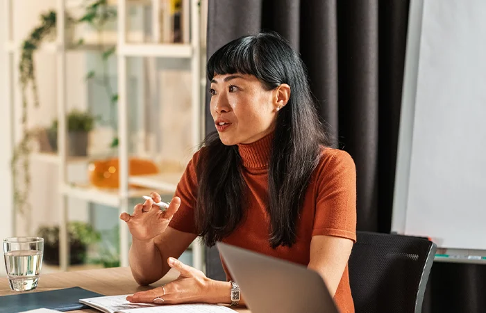 CloseUp einer Frau in Konferenzsituation