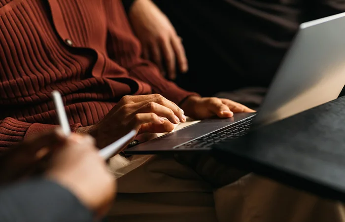 CloseUp von Händen am Laptop tippend