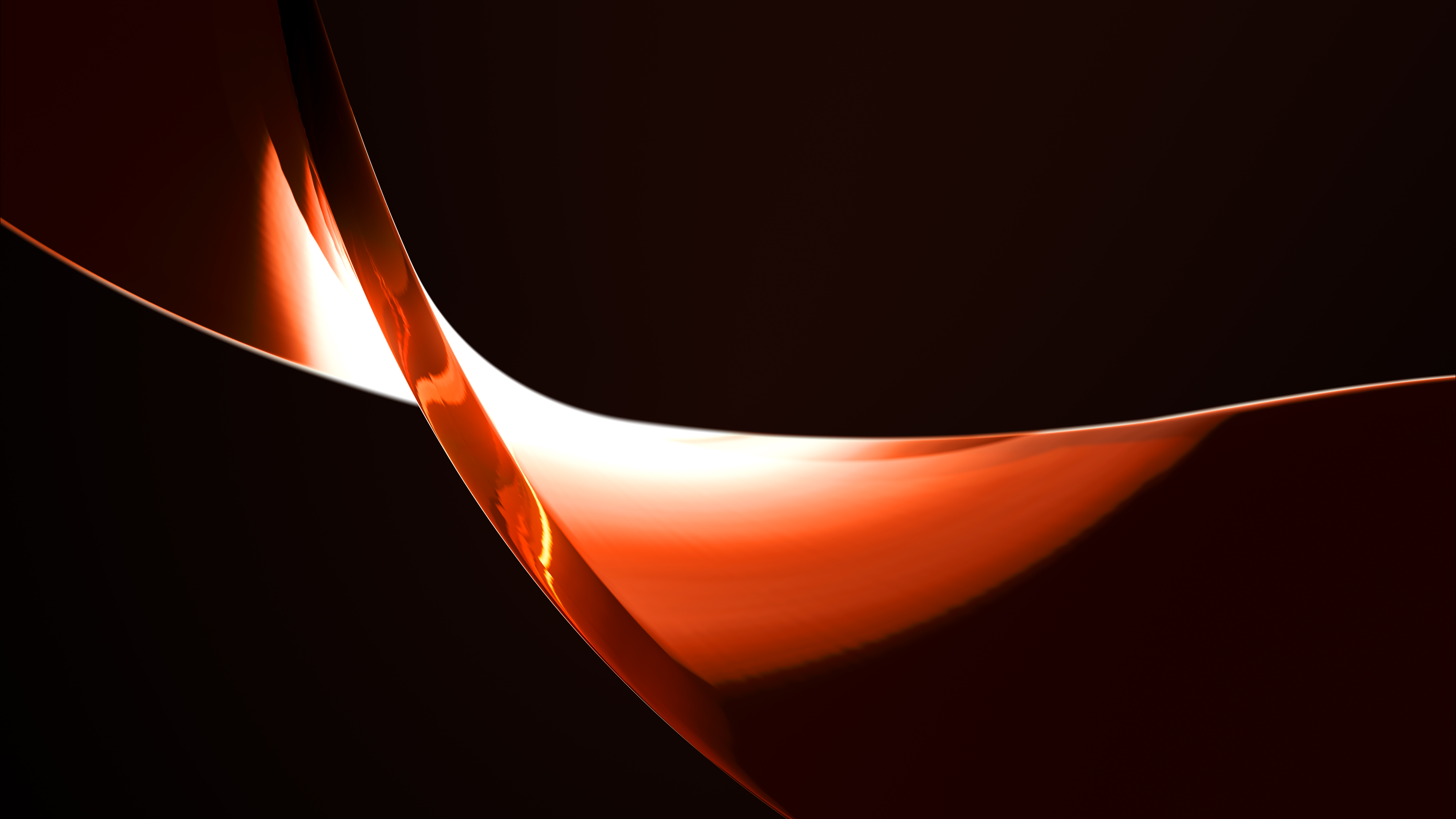 Nahaufnahme eines Ausschnitts einer orangenen Tilde auf schwarzem Hintergrund