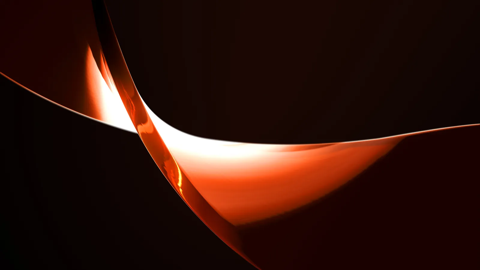 Nahaufnahme eines Ausschnitts einer orangenen Tilde auf schwarzem Hintergrund