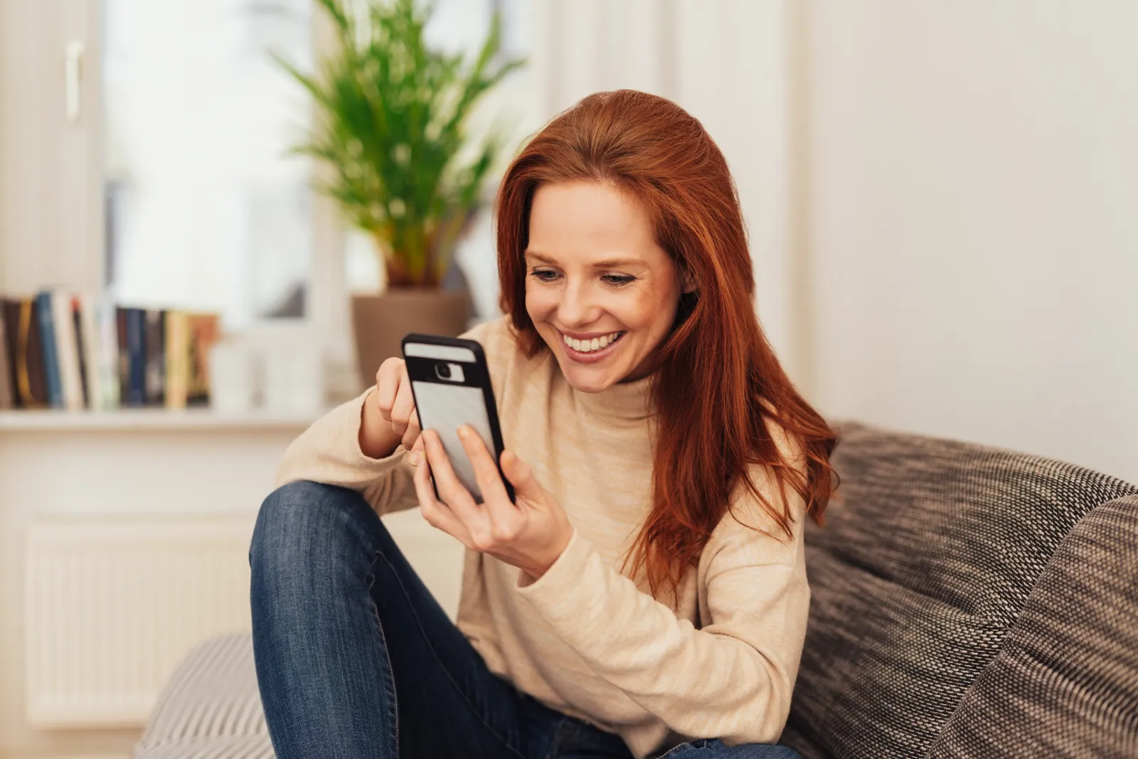 woman-smartphone-home
