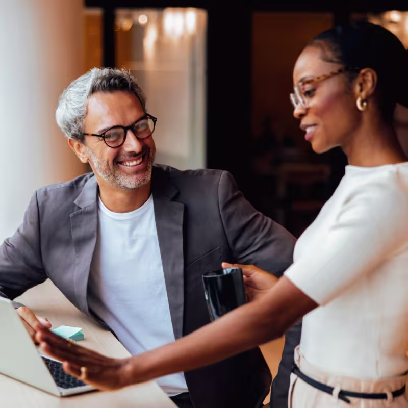 Mann und Frau sprechen über Modernisieren der IT-Landschaft