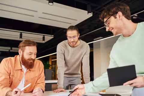 Drei Männer bei der Arbeit im Büro