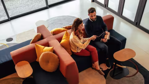 Zwei Personen sprechen am Tablet über das Pega Upgrade