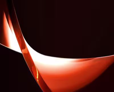 Puntus Keyvisual – die Tilde. Eine dynamsche abstrakte Form in orange Tönen